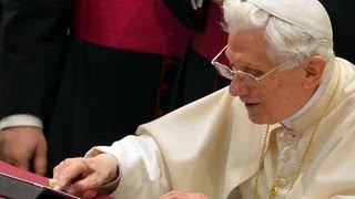 The Pope blesses the faithful with first tweet