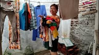 BUNDA SEDANG MENJEMUR PAKAIAN