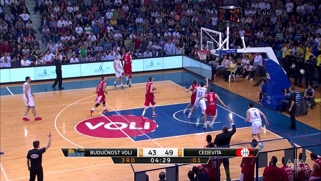Nikola Ivanović's three pointer makes fans in Morača go wild (Budućnost VOLI - Cedevita, 22.4.2015)