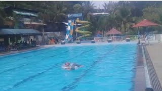 Seru Bermain Air & Perosotan Di Kolam Renang Di Atas Bukit