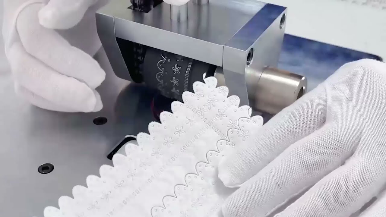 Ultrasonic sewing machine, ultrasonic nonwoven fabric sewing machine