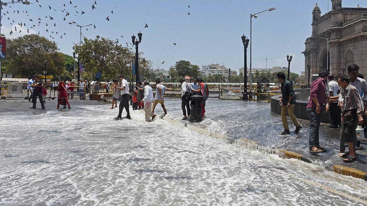 Floating money : Rs 1000 notes found in sea near Gateway of India