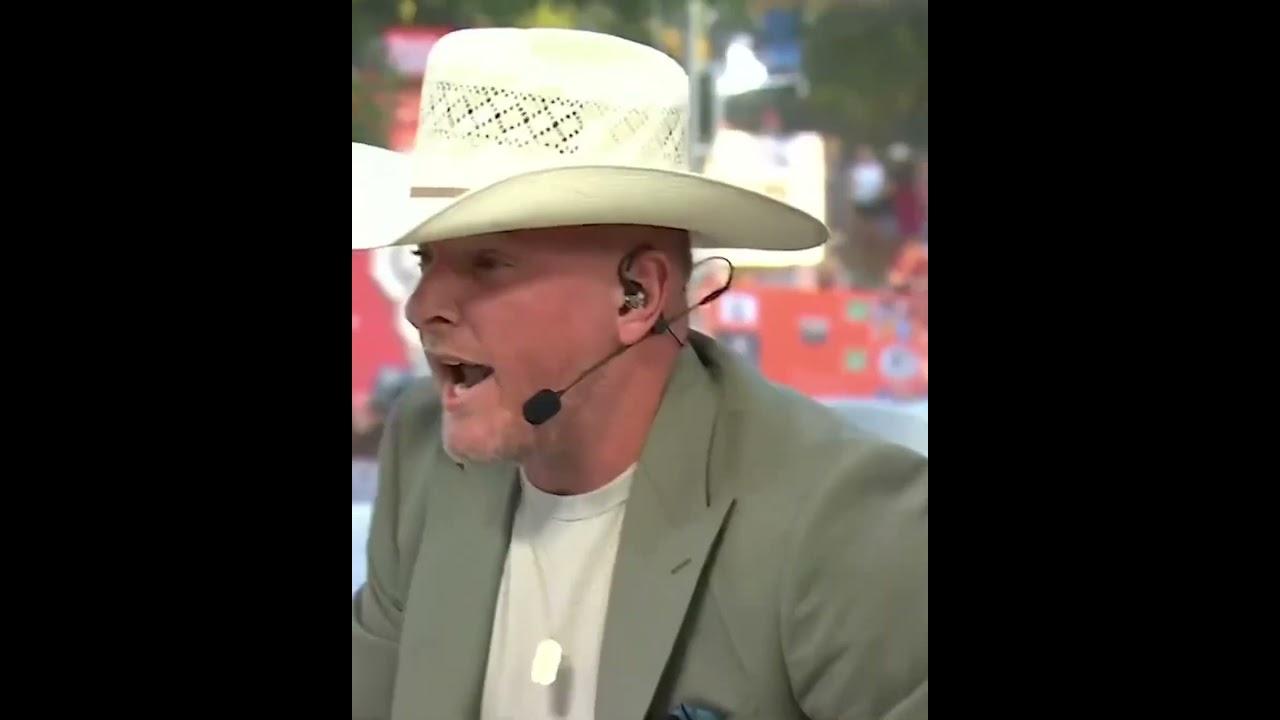 Pat threw a horns down in front of the Oklahoma fans 😅 