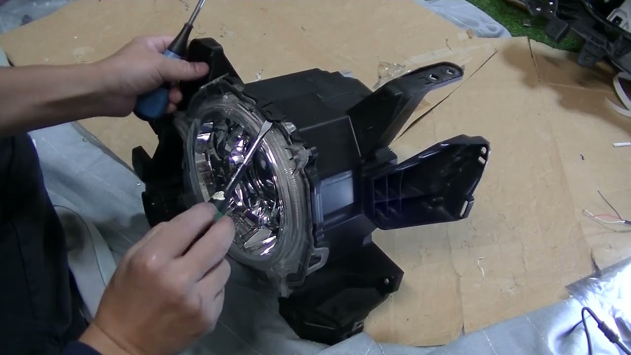 スペーシアギア MK53S ヘッドライトカラ割、分解動画 - YouTube