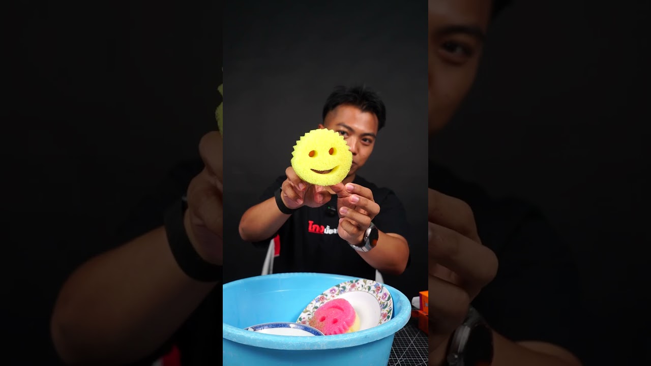 ใช้นิ้วสอดเข้าไปเพื่อให้ขยับง่ายขึ้น scrub daddy scrub mommy