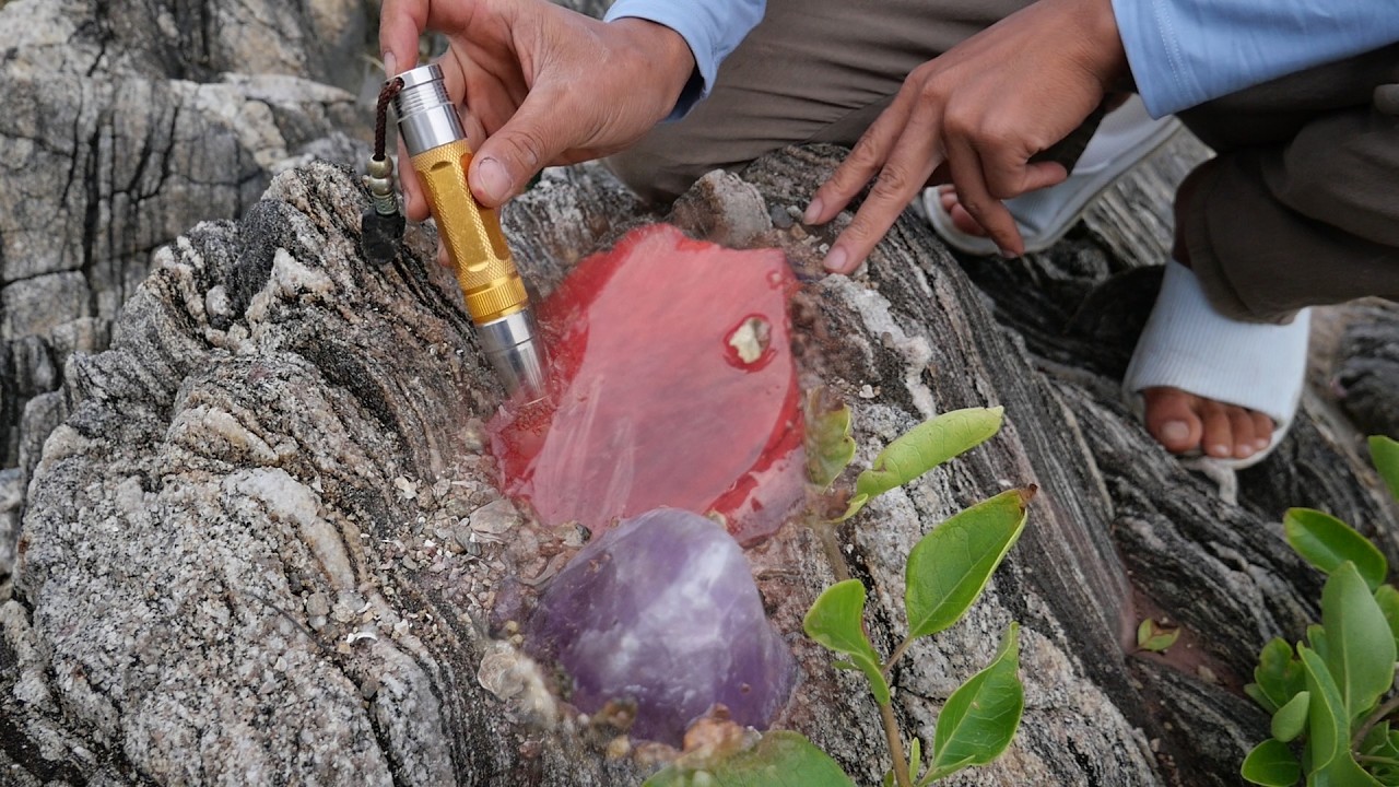 Discovered particularly precious and beautiful red crystal