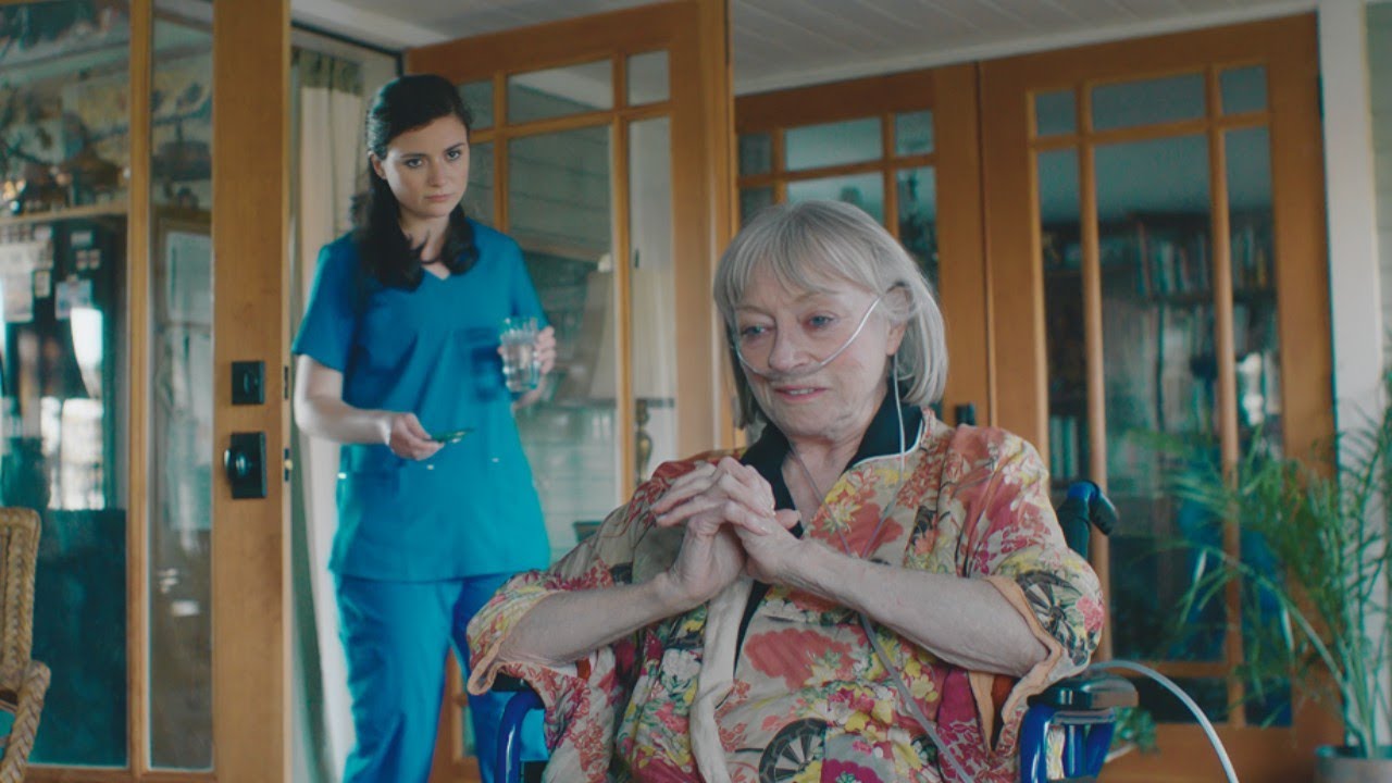 ممرضة بتراعي عجوزة وبالصدفة بتعرف أن اللي قبلها اختـفت في ظروف غامضة وبتتـصدم في السبب / ملخص فيلم