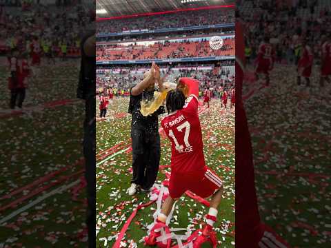 Michael Olise got Coach Kompany with this beer shower 😂🍻