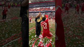 Michael Olise got Coach Kompany with this beer shower 😂🍻