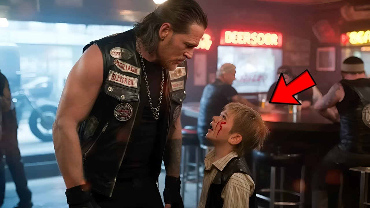 Kleiner Junge rennt zu Bikern: 