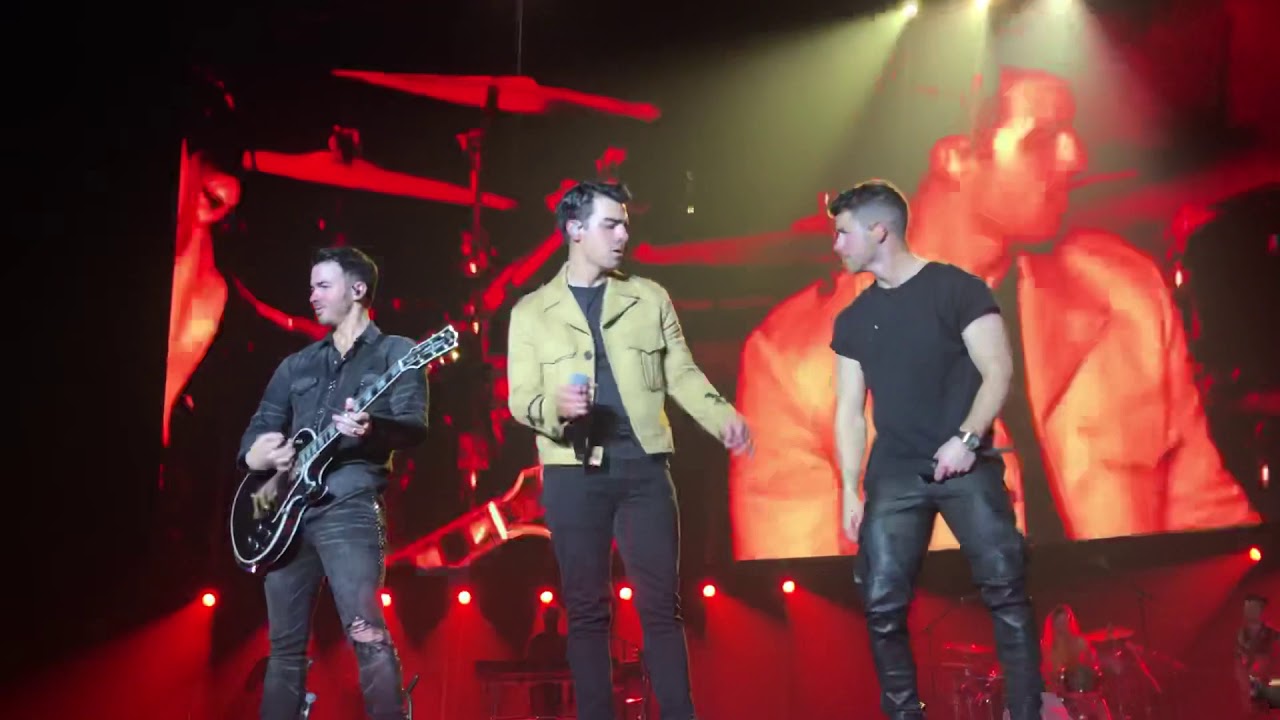 JONAS BROTHERS FRONT ROW -BIRMINGHAM - BURNING UP