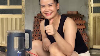 Mekanik wanita memperbaiki ketel yang rusak