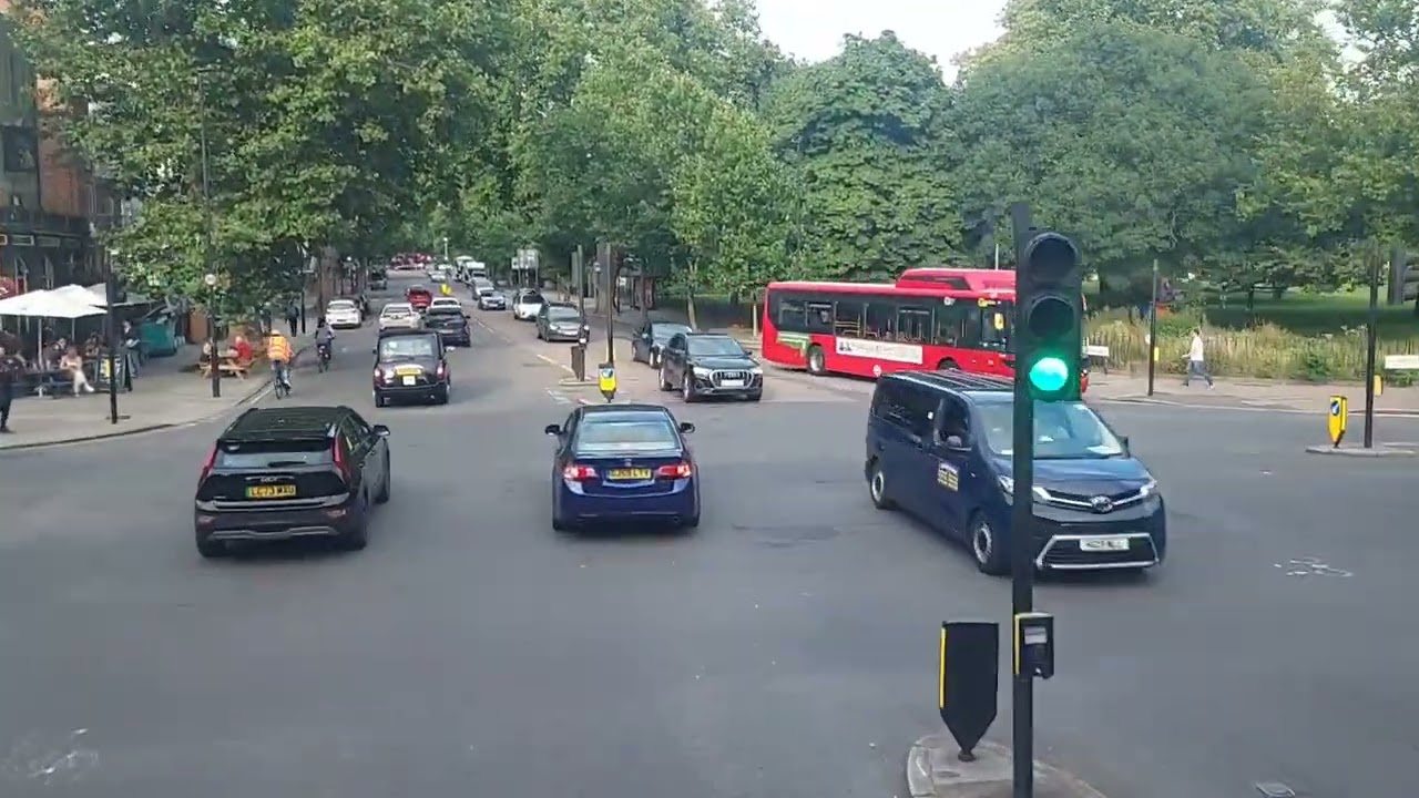 VICTORIA TO KENNINGTON SOUTH LONDON UK 🇬🇧BY BUS: ELEPHANT AND CASTLE TRAIN RIDE TO MORDEN