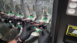 How to change a 6 channel motor control board combo vending machine.RS800 RS800 FEH-B12 NV2021 PC700