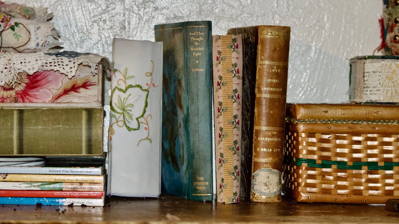 Работаю над третьей книгой серии — создаю дневники из разных материалов.