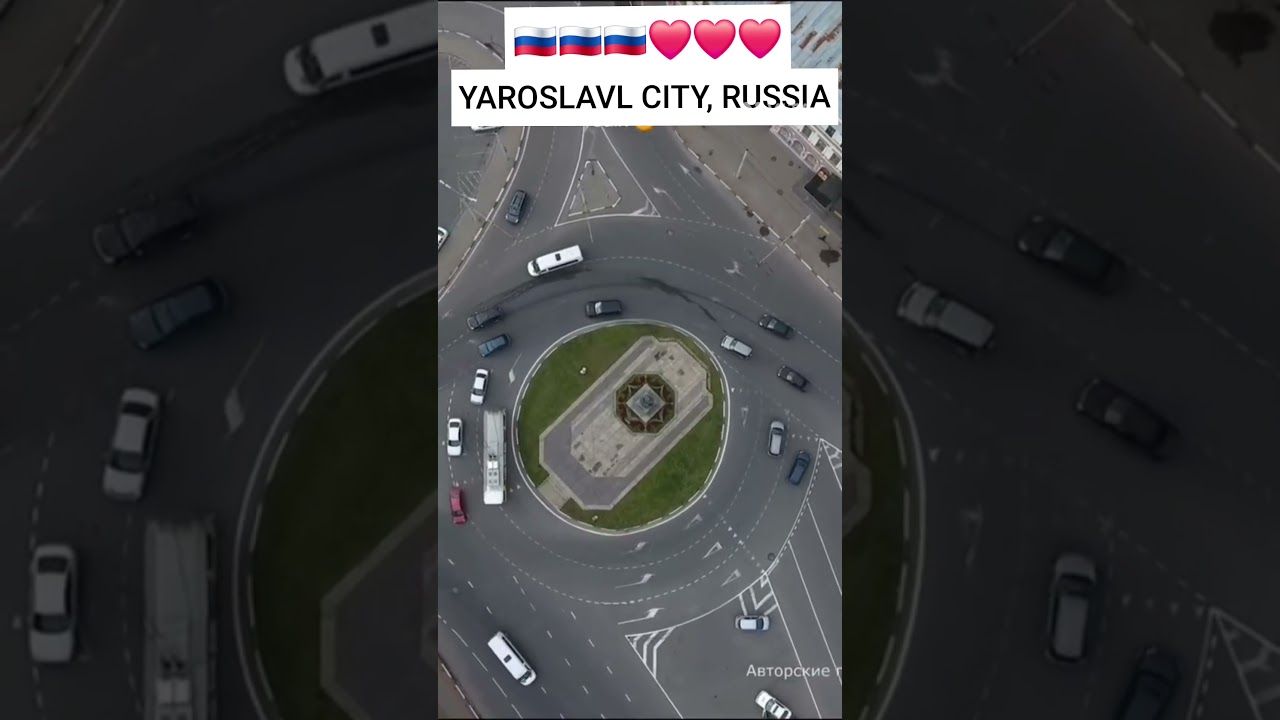 Ярославль, город в России, известен своими многочисленными церквями XVII века. 