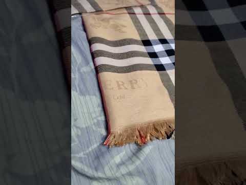 Wideo: 3 sposoby noszenia szalika Burberry