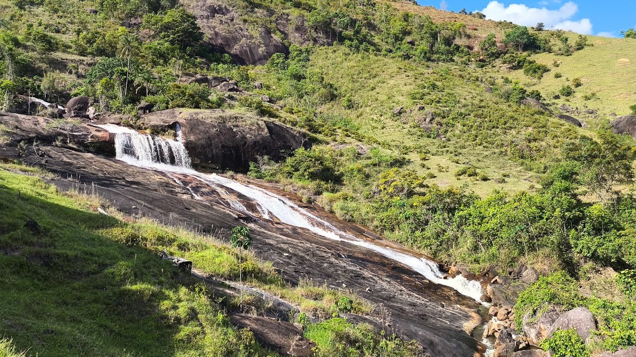 Cachoeira gigante visto de cima 