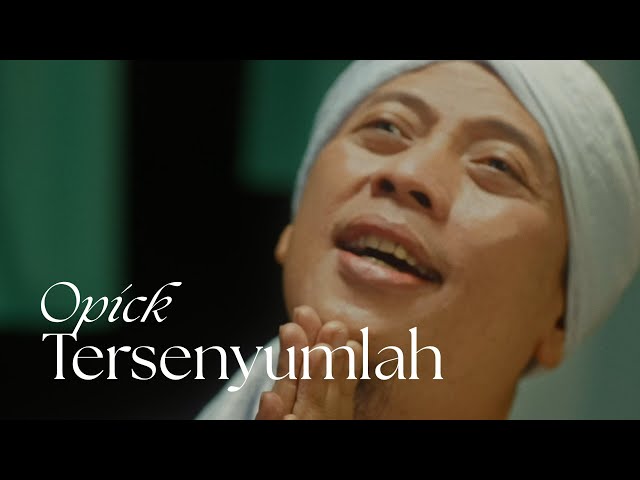 Opick -Tersenyumlah | Official Music Video class=