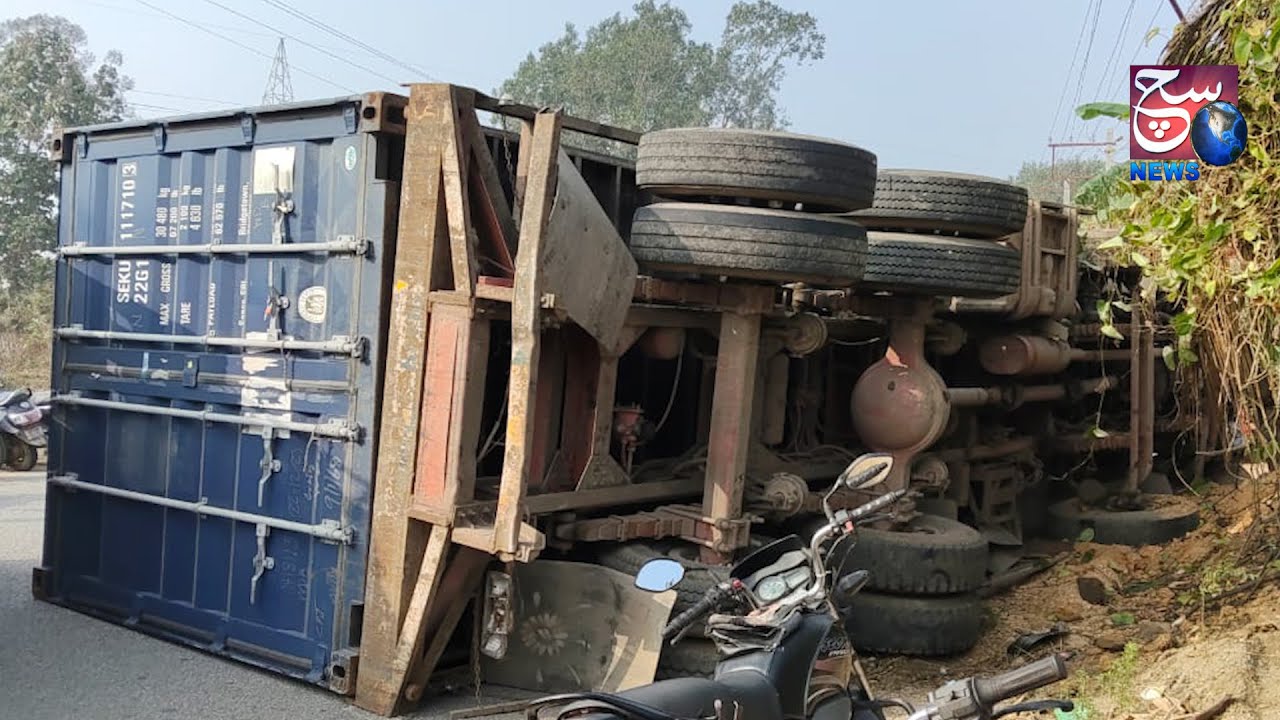 School Bus Se Takkar Ke Baad Lorry Hui Overturn | SR Puram Mandal | Chittoor Accident | SACH NEWS.