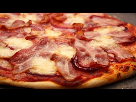 Видео рецепт Пицца с беконом и помидорами