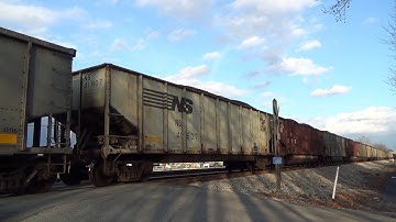 NS 4010 (GE AC44C6M) leads NS 822 in a traffic jam at Yadkin.