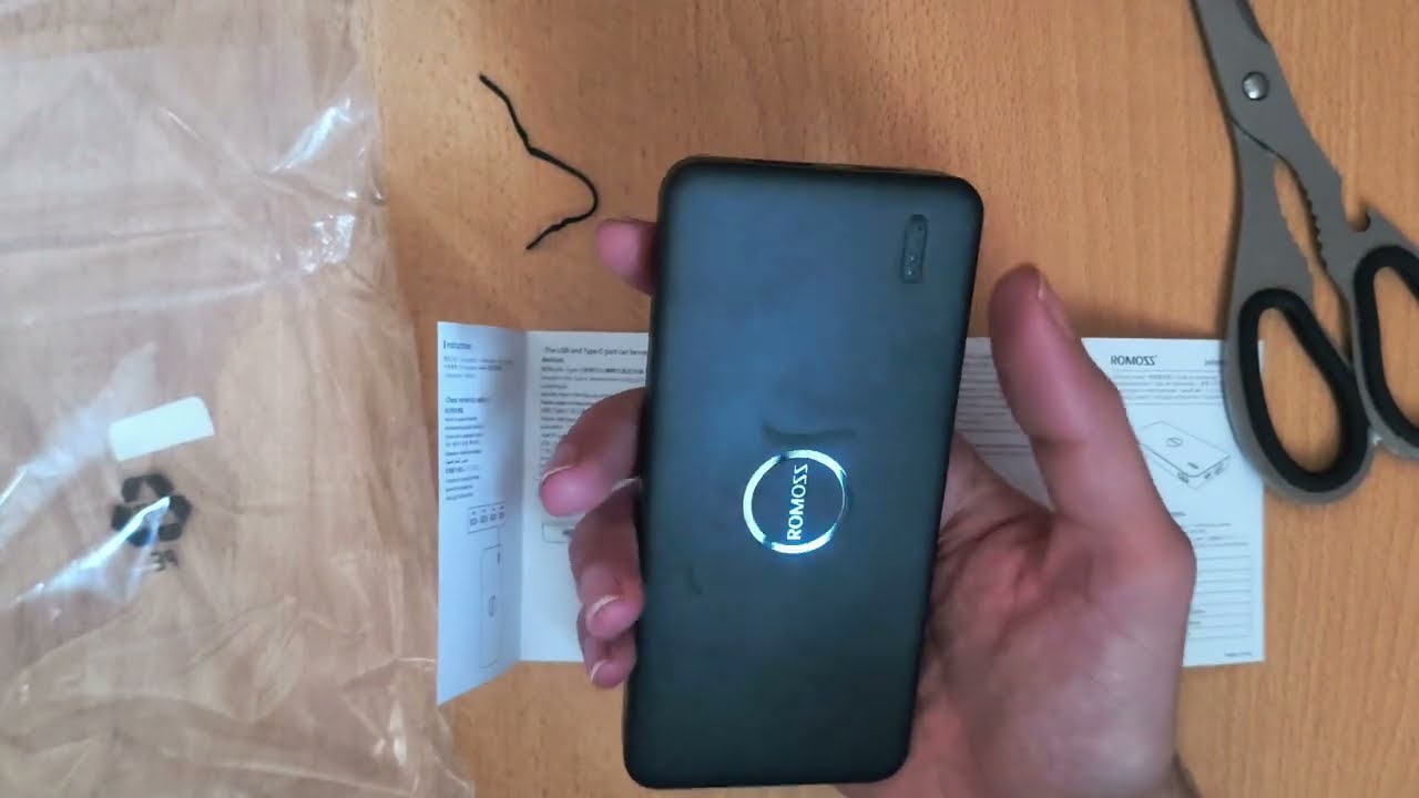 Этот крошечный портативный аккумулятор на 10000 мАч может заряжать что угодно и помещается в карм...