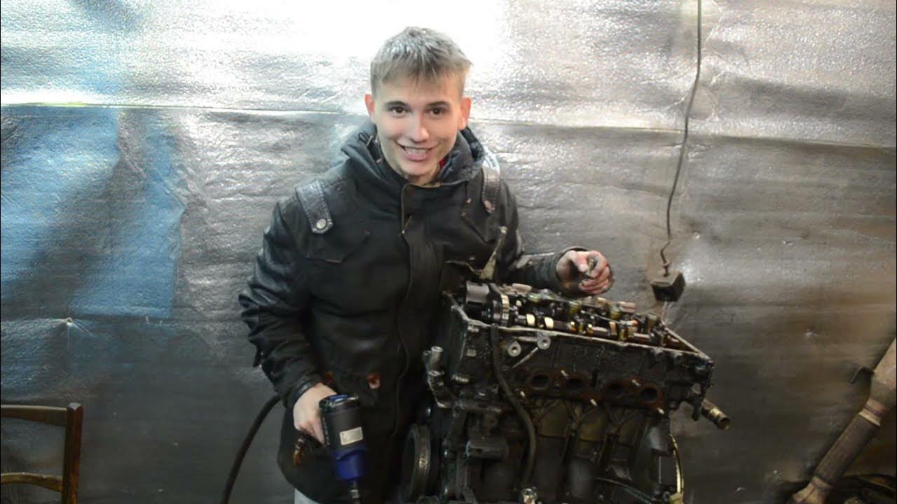 Человек двигатель. Автомобильный механик. Мужчина чинит машину. Человек мотор. Американский автомеханик.