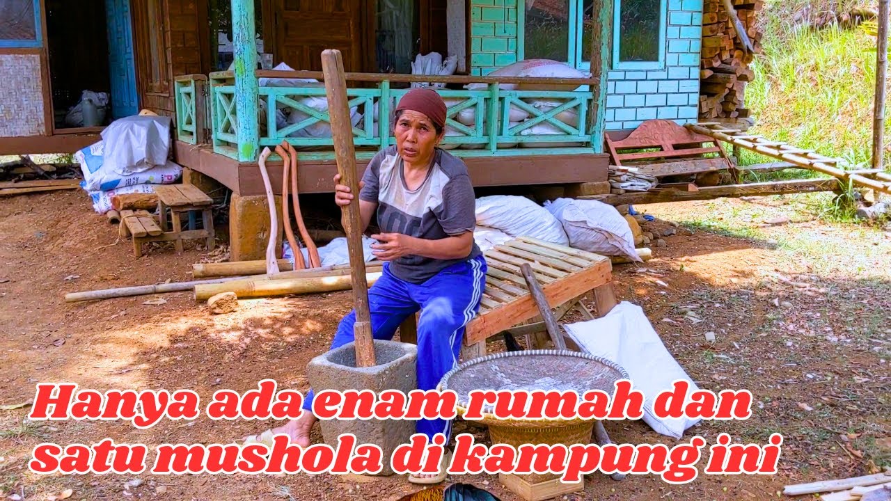 Hanya ada enam rumah dan satu mushola di kampung asri dan terpencil di Cijolang Limbangan Garut ini