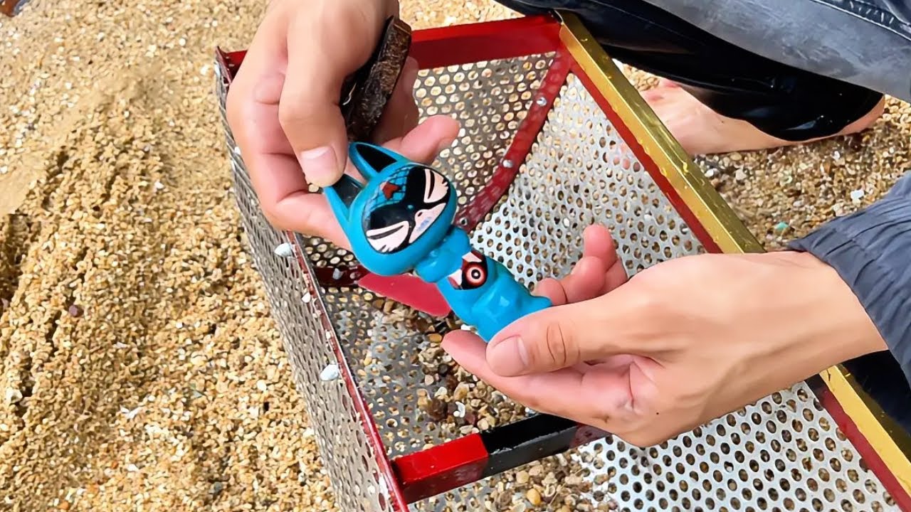 What’s Hiding Under the Coral Sand and Seashells? | Beach Treasure Hunt