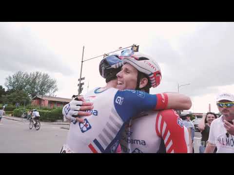 Video: Giro d'Italia 2019: Arnaud Demare vyhrál zběsilý sprint na 10. etapě do Modeny