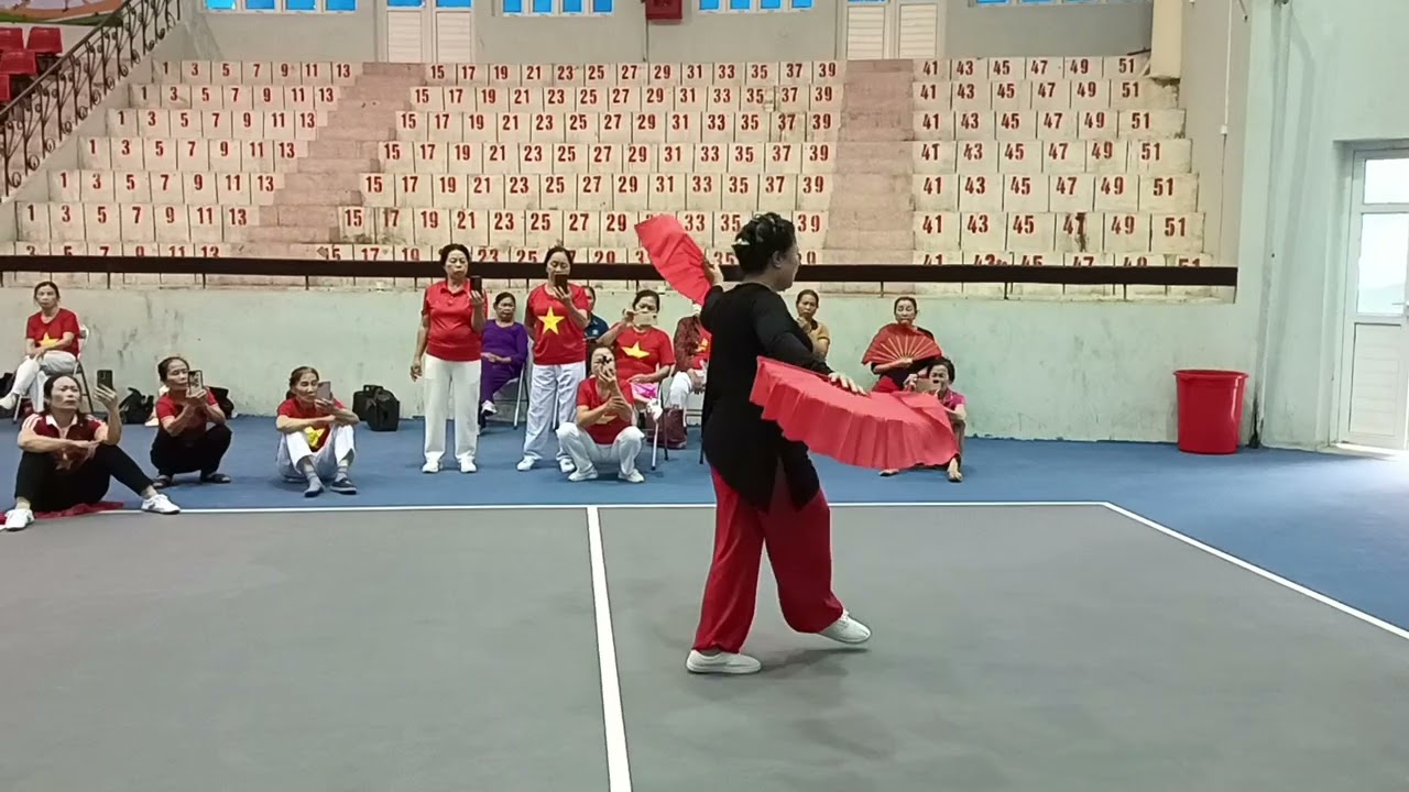 Hướng dẫn dưỡng sinh  bài  song  quạt  Trẽn nền nhạc  bài Làng lúa làng hoa . Cùng hướng