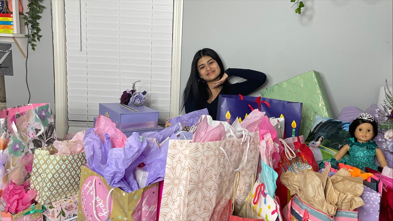 VALERIA ABRIENDO SUS REGALOS DE 15 💕 - YouTube