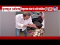 Udayanraje Bhosale Photo | पुण्याहून आलेल्या चिमुकल्याला कडेवर घेत राजेंचं फोटोसेशन