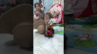 Sam boy tò mò với cái nón của mom #shorts