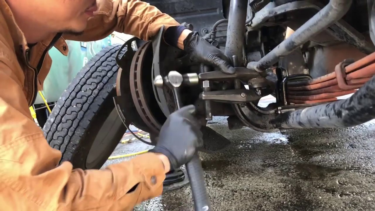 トラックの足回りの点検作業 ブーツ類が破れていると 車検には通りません 今回は ドラッグリンクブーツとタイロッドエンドブーツを交換します 足回り 基礎知識 スタッフblog 大阪の再生中古トラック専門店 販売 買取 トラック123 トラックの足回りの点検作業 ブーツ類が破れていると 車検には通りません 今回は ドラッグリンクブーツとタイロッドエンドブーツを交換します 足回り 基礎知識 スタッフblog 大阪の再生中古トラック専門店 販売 買取 トラック123