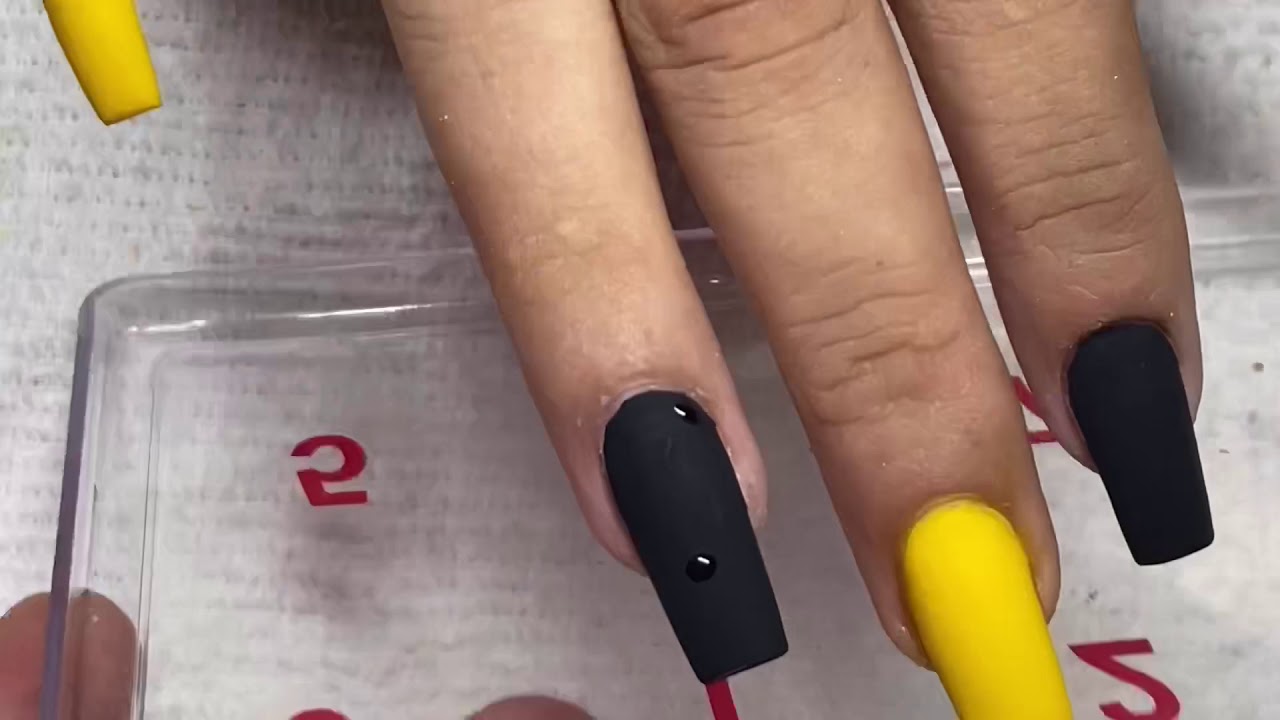 Detalle 25+ imagen uñas amarillas con negro acrilicas