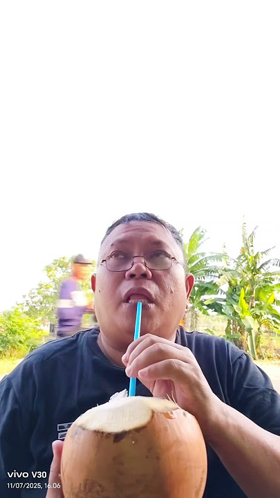 minum air kelapa disaat cuaca panas #dangdut #liriklagu #beranda #hiburan