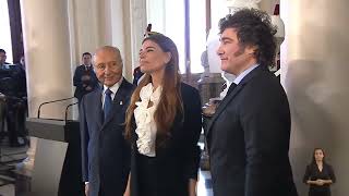 MILEI DESCUBRIÓ UN BUSTO MENEM EN LA CASA ROSADA by El Once TV 566 views 5 days ago 40 seconds