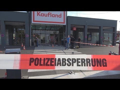 Mann mit Axt verletzt Ex-Freundin + deren Freund vor Kaufland in Kerpen am 17.08.18