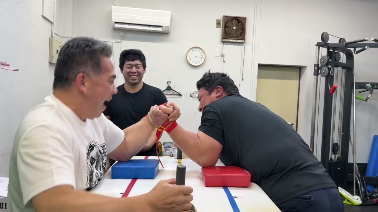 みんな久しぶり！腕相撲やるか！ - YouTube