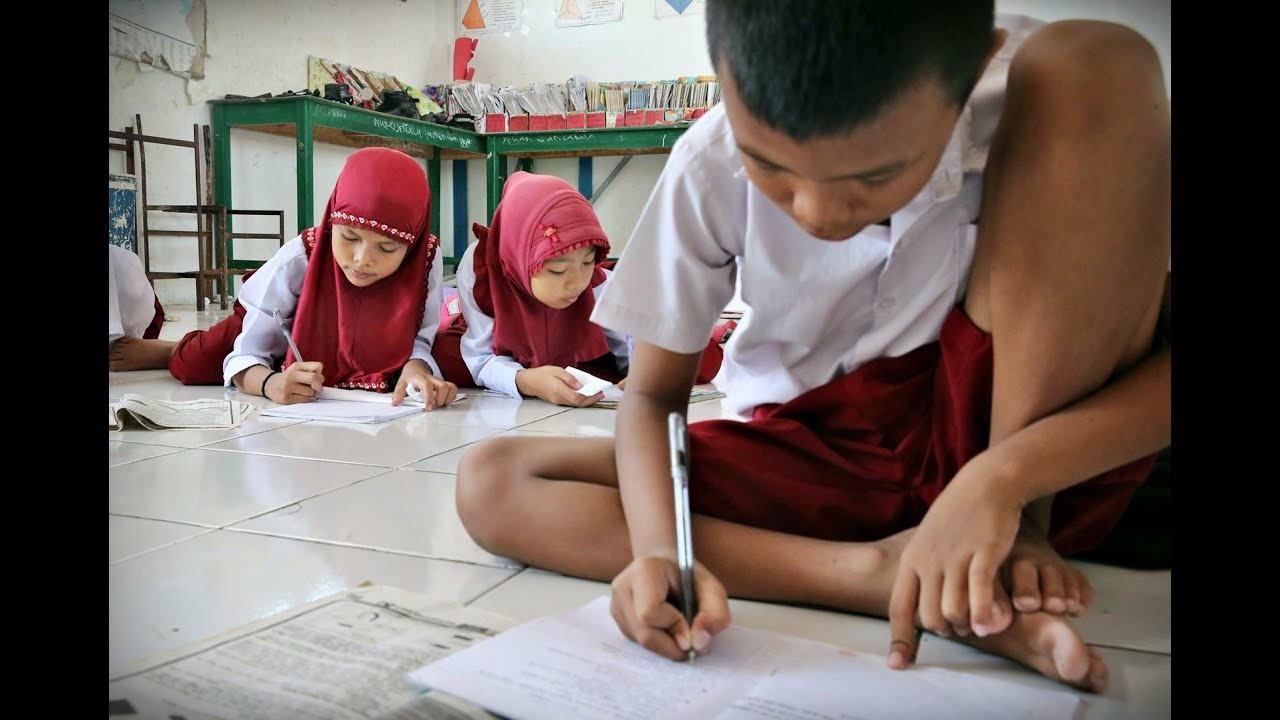 Memprihatikan Murid SD di Makassar  Belajar  Tanpa Kursi 