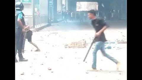 শিক্ষার্থীর উচিয়ে দেয়া বুকে পুলিশের গু=লি