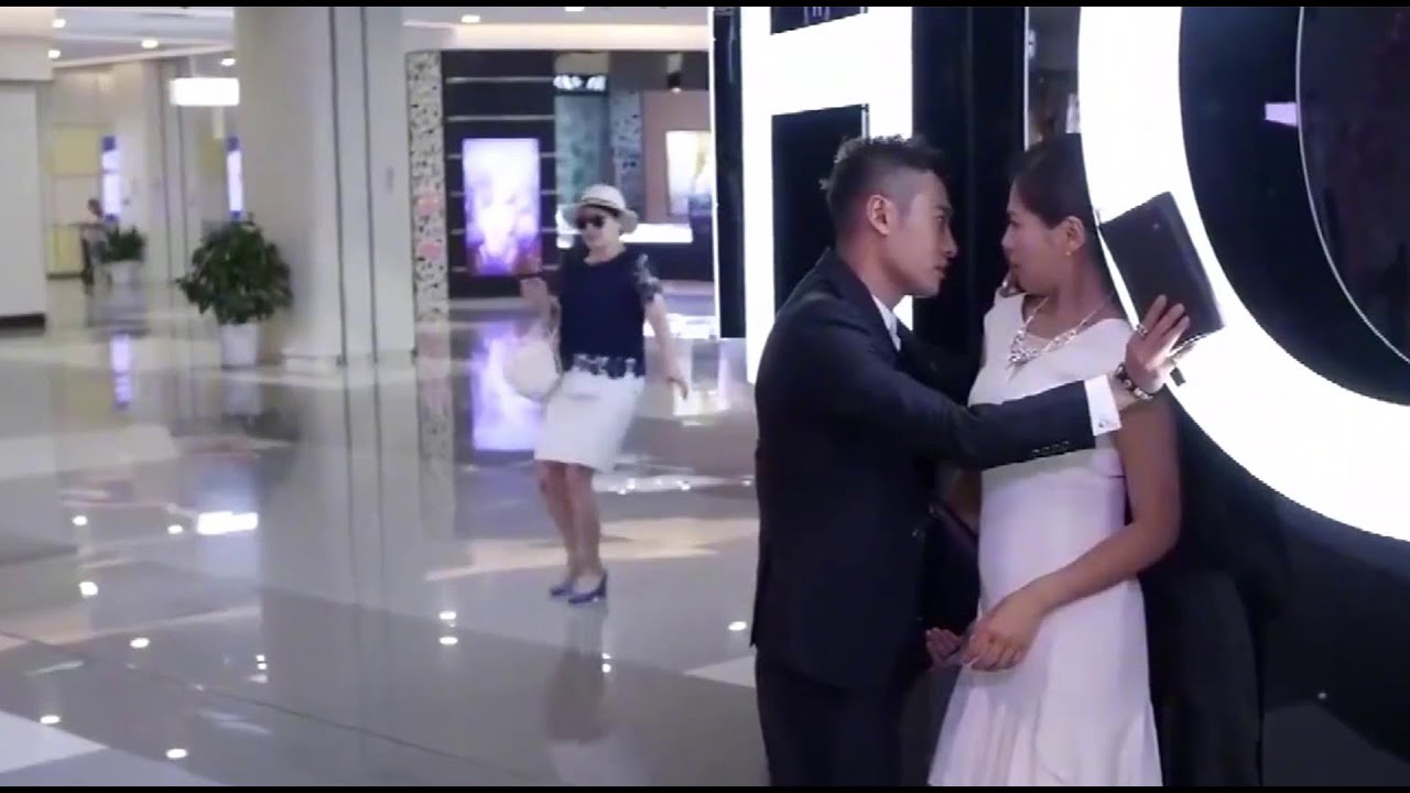 女兒穿一身運動裝去約會，親媽看不慣給她打扮，男友看傻眼【愛情萬萬歲】
