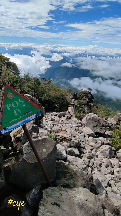 MENGERIKAN, POS 4 Gunung Lawu  Via Cemoro Sewu Berada di TEPI JURANG