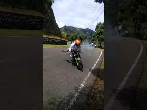 video-lucu-naik-motor-jatuh-!!