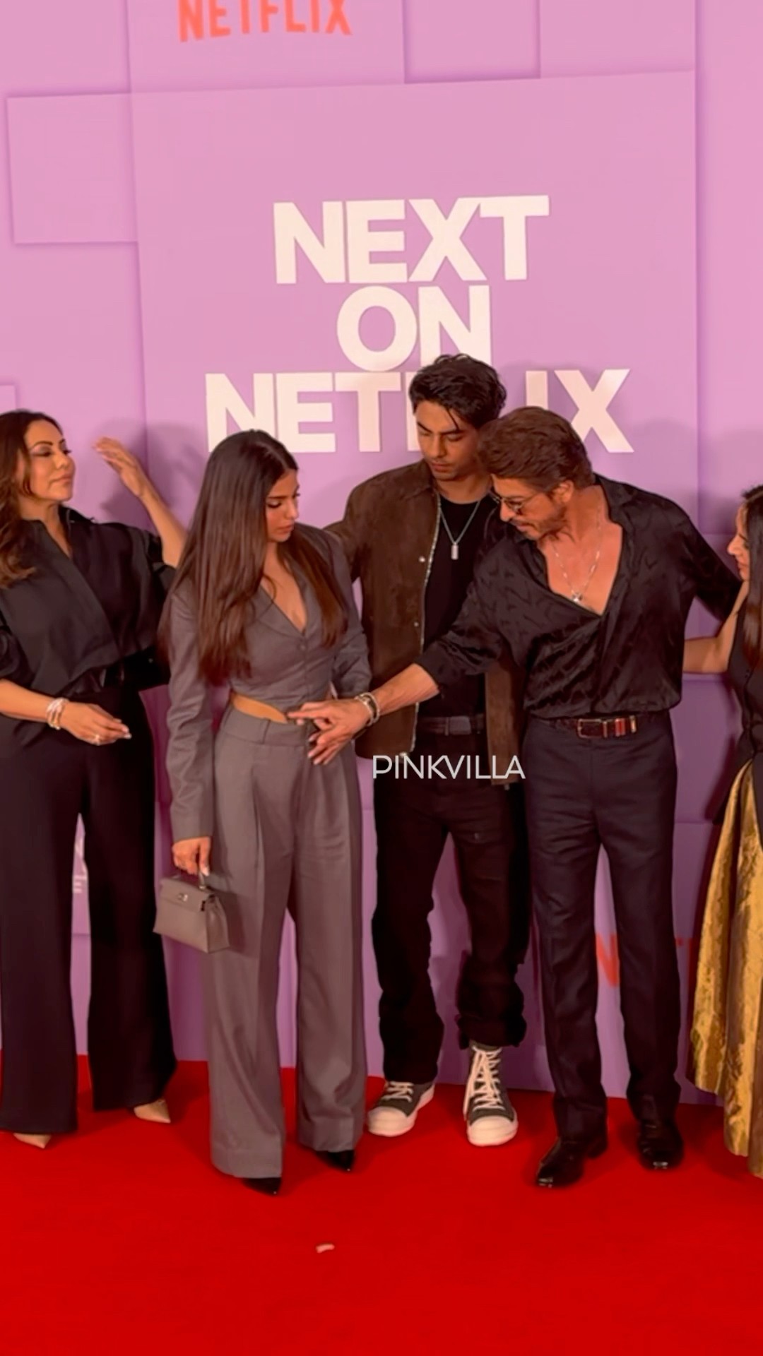 Shah Rukh Khan FIXES daughter Suhana Khan’s OUTFIT?♥️ | #shorts #bollywood #srk #family