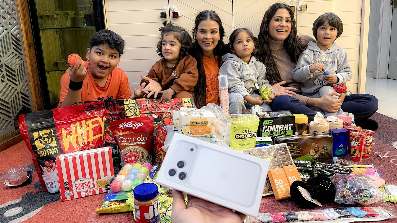 Golu lekar aai sabke liye gifts