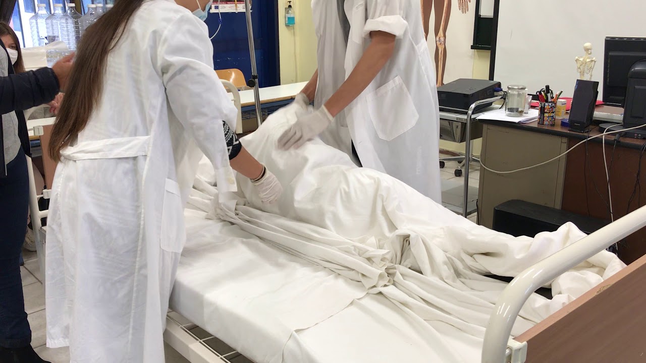 Στρώσιμο κρεβατιού με ασθενή σε πλάγια θέση