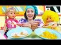 Видео для детей: Пупс Беби Бон готовит Сестричке и Братику. Готовлю игрушкам Хлопья! Игры в готовку